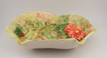 Lade das Bild in den Galerie-Viewer, P132 Porzellan Schale mit Blumen
