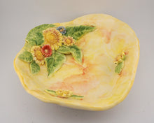 Lade das Bild in den Galerie-Viewer, P141 Porzellan Schale mit Blumen
