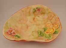 Lade das Bild in den Galerie-Viewer, P155 Porzellan Schale mit Blumen
