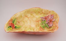 Lade das Bild in den Galerie-Viewer, P156 Porzellan Schale mit Blumen
