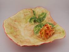 Lade das Bild in den Galerie-Viewer, P157 Porzellan Schale mit Rose
