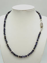 Lade das Bild in den Galerie-Viewer, K127 Iolith Halskette