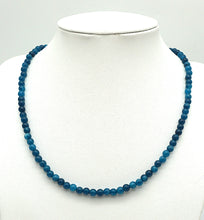 Lade das Bild in den Galerie-Viewer, K104 Halskette aus Apatit