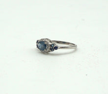 Lade das Bild in den Galerie-Viewer, S1051 Silberring 925 mit natürliche blaue Safire aus Kanchanapuri
