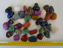 Lade das Bild in den Galerie-Viewer, T303 Trommelsteine groß 1kg.