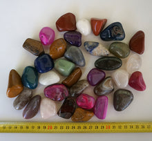 Lade das Bild in den Galerie-Viewer, T306 Trommelsteine groß 1 kg.