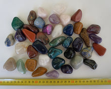 Lade das Bild in den Galerie-Viewer, T310 Trommelsteine groß 1 kg.