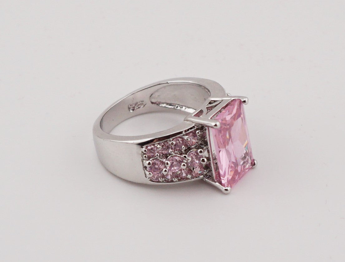 V135 Ring mit rosa Stein