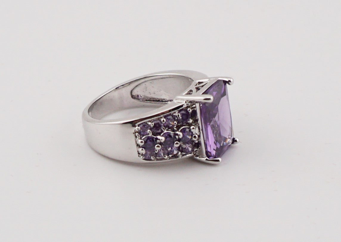 V138 Ring mit violetten