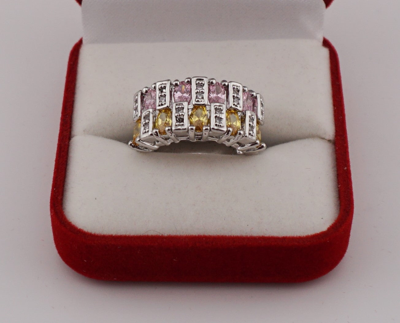 V142 Ring mit rosa und gelben Steine