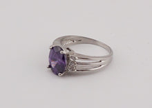 Lade das Bild in den Galerie-Viewer, V146 Ring mit violetten Stein
