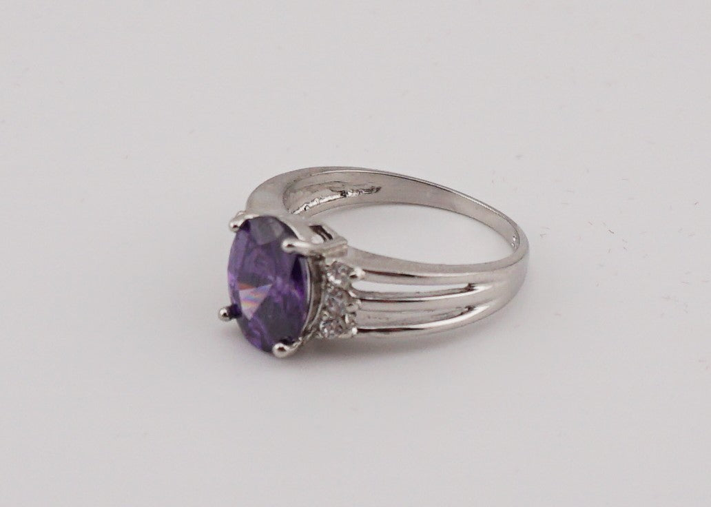 V146 Ring mit violetten Stein
