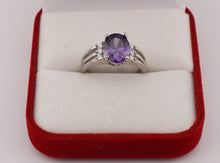 Lade das Bild in den Galerie-Viewer, V146 Ring mit violetten Stein
