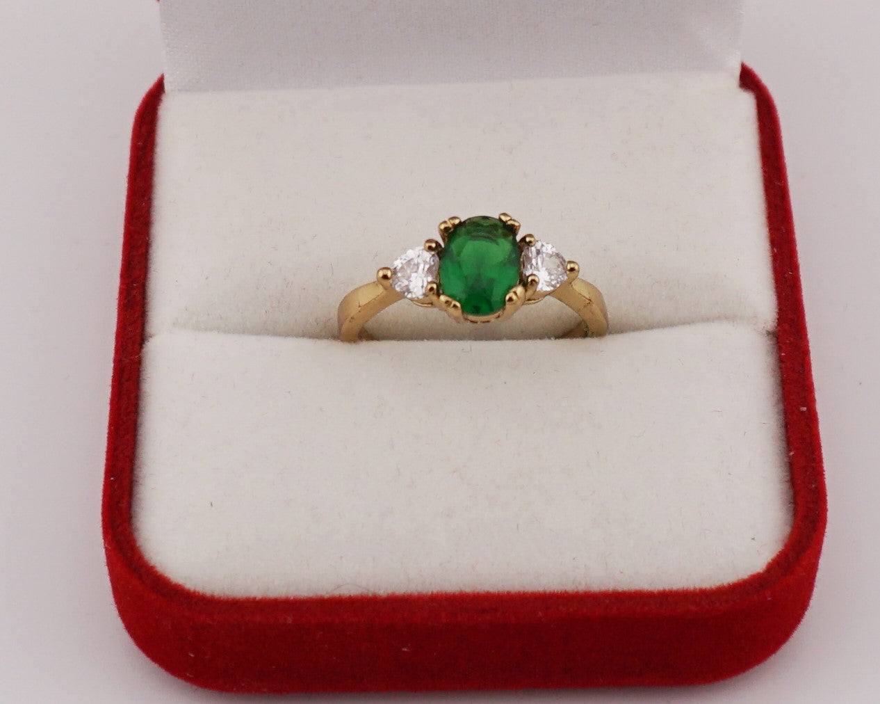 V149 Ring mit grünen Stein