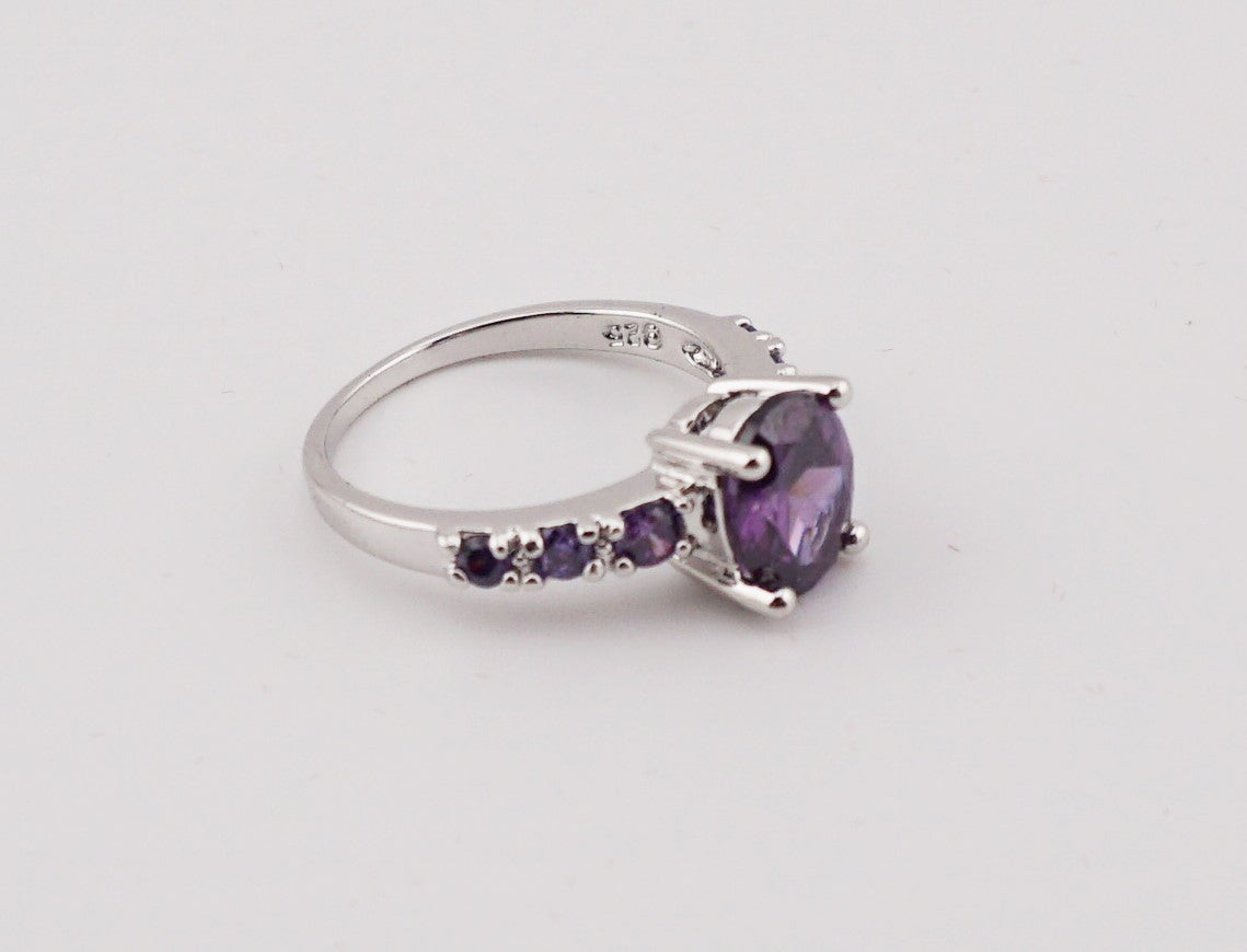 V150 Ring mit violetten Stein