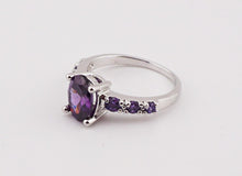 Lade das Bild in den Galerie-Viewer, V150 Ring mit violetten Stein
