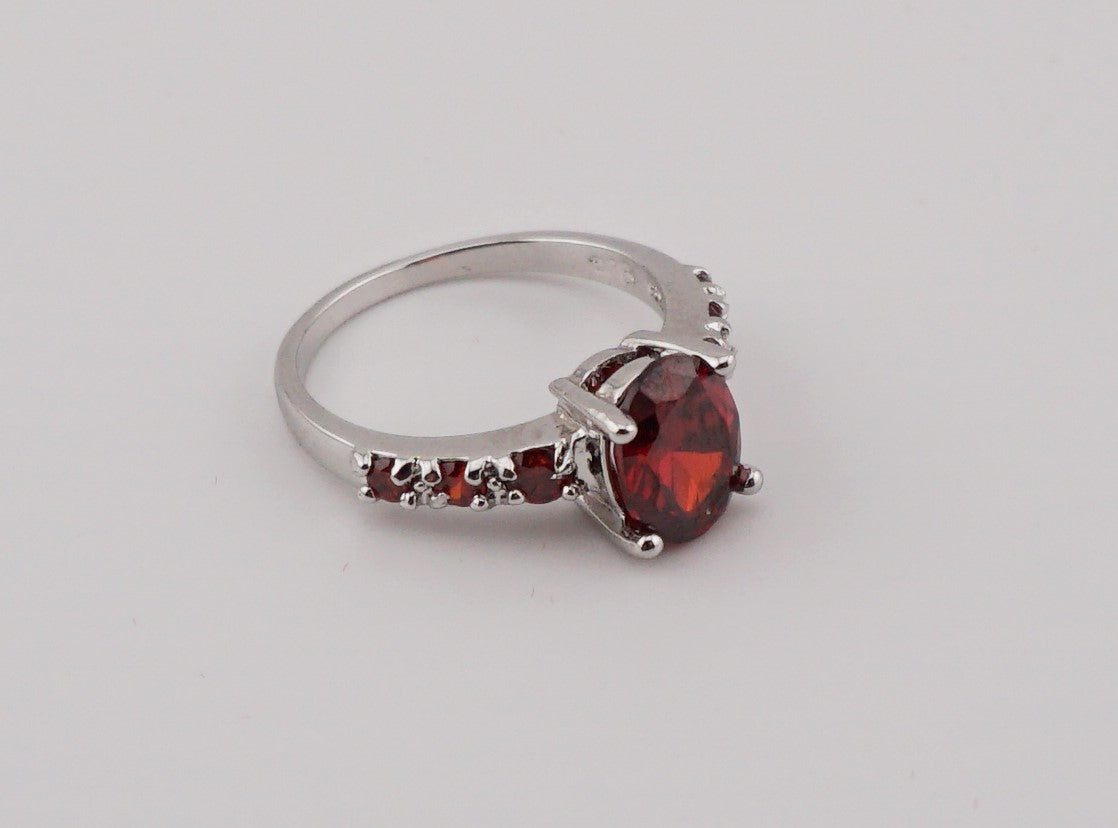 V153 Ring mit rotem Stein