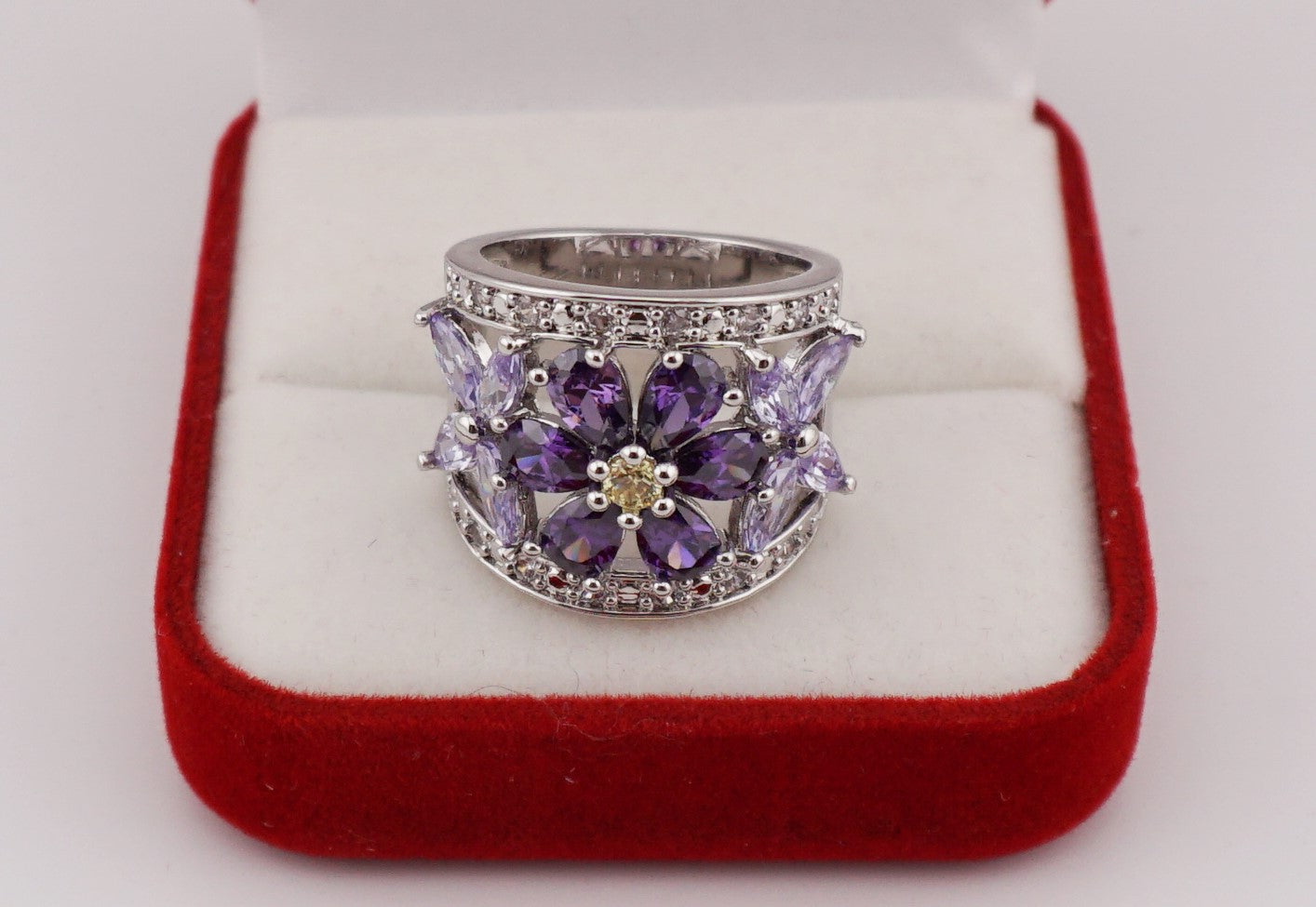 V158 Ring mit violetten Steine