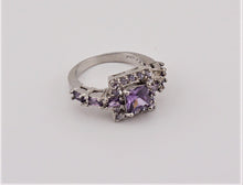 Lade das Bild in den Galerie-Viewer, V159 Ring mit violetten Stein
