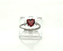 Lade das Bild in den Galerie-Viewer, V172 Ring mit Granat Herz