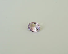 Lade das Bild in den Galerie-Viewer, E1077 Amethyst Top Concave Cut