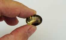 Lade das Bild in den Galerie-Viewer, E1082 Bio Quarz Top im Concave Cut mit Zertifikat