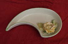 Lade das Bild in den Galerie-Viewer, K179 Schale mit Rose