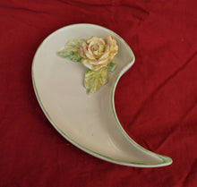 Lade das Bild in den Galerie-Viewer, K179 Schale mit Rose