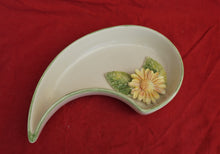 Lade das Bild in den Galerie-Viewer, K190 Schale mit Blume