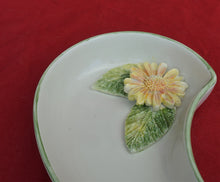 Lade das Bild in den Galerie-Viewer, K190 Schale mit Blume