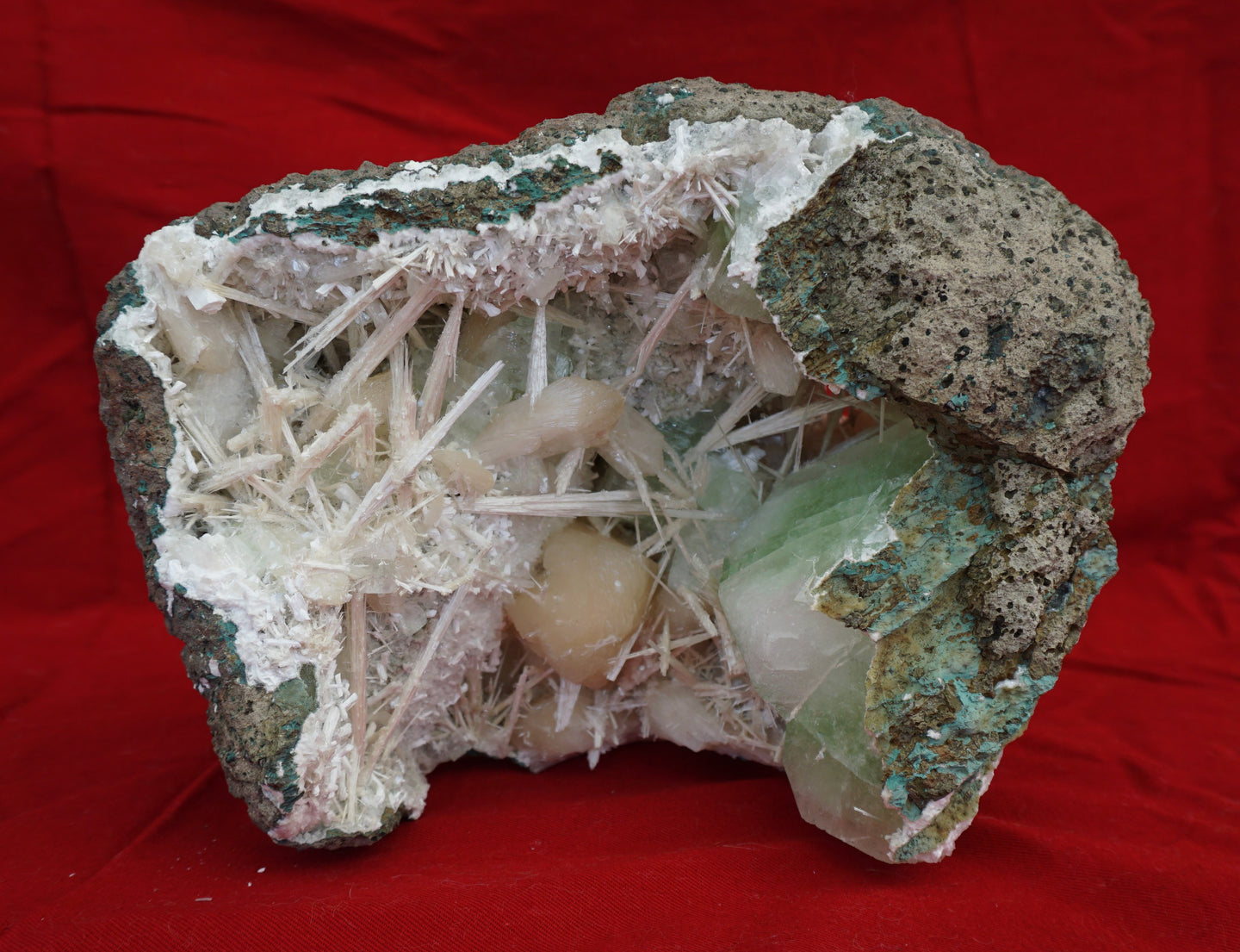 M267 Geode mit grünem Apophylit und Skolezit Top 4,0kg.