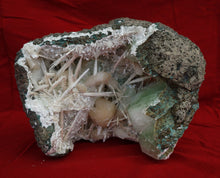 Lade das Bild in den Galerie-Viewer, M267 Geode mit grünem Apophylit und Skolezit Top 4,0kg.
