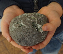 Lade das Bild in den Galerie-Viewer, M577 grüner Apophylit Geode 0,30kg.
