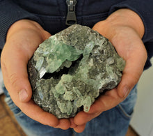 Lade das Bild in den Galerie-Viewer, M577 grüner Apophylit Geode 0,30kg.

