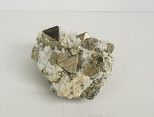 Lade das Bild in den Galerie-Viewer, M707 Pyrit mit Bergkristall 0,50 kg.
