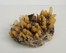 Lade das Bild in den Galerie-Viewer, M708 Bergkristall mit Hämatit Rose 0,80 kg.
