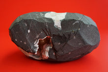 Lade das Bild in den Galerie-Viewer, M208 Geode mit Stilbit und rotem Heulandit Top
