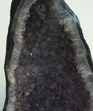 Lade das Bild in den Galerie-Viewer, E1001 Amethyst Geode
