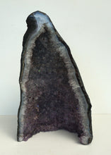 Lade das Bild in den Galerie-Viewer, E1001 Amethyst Geode

