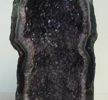 Lade das Bild in den Galerie-Viewer, E1002 Amethyst Geode
