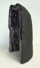 Lade das Bild in den Galerie-Viewer, E1002 Amethyst Geode
