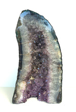 Lade das Bild in den Galerie-Viewer, E1003 Amethyst Geode
