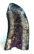 Lade das Bild in den Galerie-Viewer, E1003 Amethyst Geode
