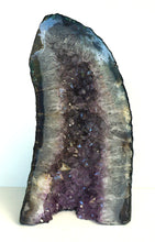 Lade das Bild in den Galerie-Viewer, E1003 Amethyst Geode
