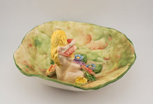 Lade das Bild in den Galerie-Viewer, P137 Porzellan Schale mit Frau

