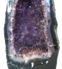 Lade das Bild in den Galerie-Viewer, E1004 Amethyst Geode Top
