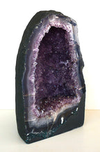 Lade das Bild in den Galerie-Viewer, E1004 Amethyst Geode Top
