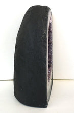 Lade das Bild in den Galerie-Viewer, E1004 Amethyst Geode Top
