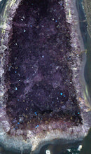 Lade das Bild in den Galerie-Viewer, E1004 Amethyst Geode Top
