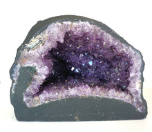 Lade das Bild in den Galerie-Viewer, E1005 Amethyst Geode Top
